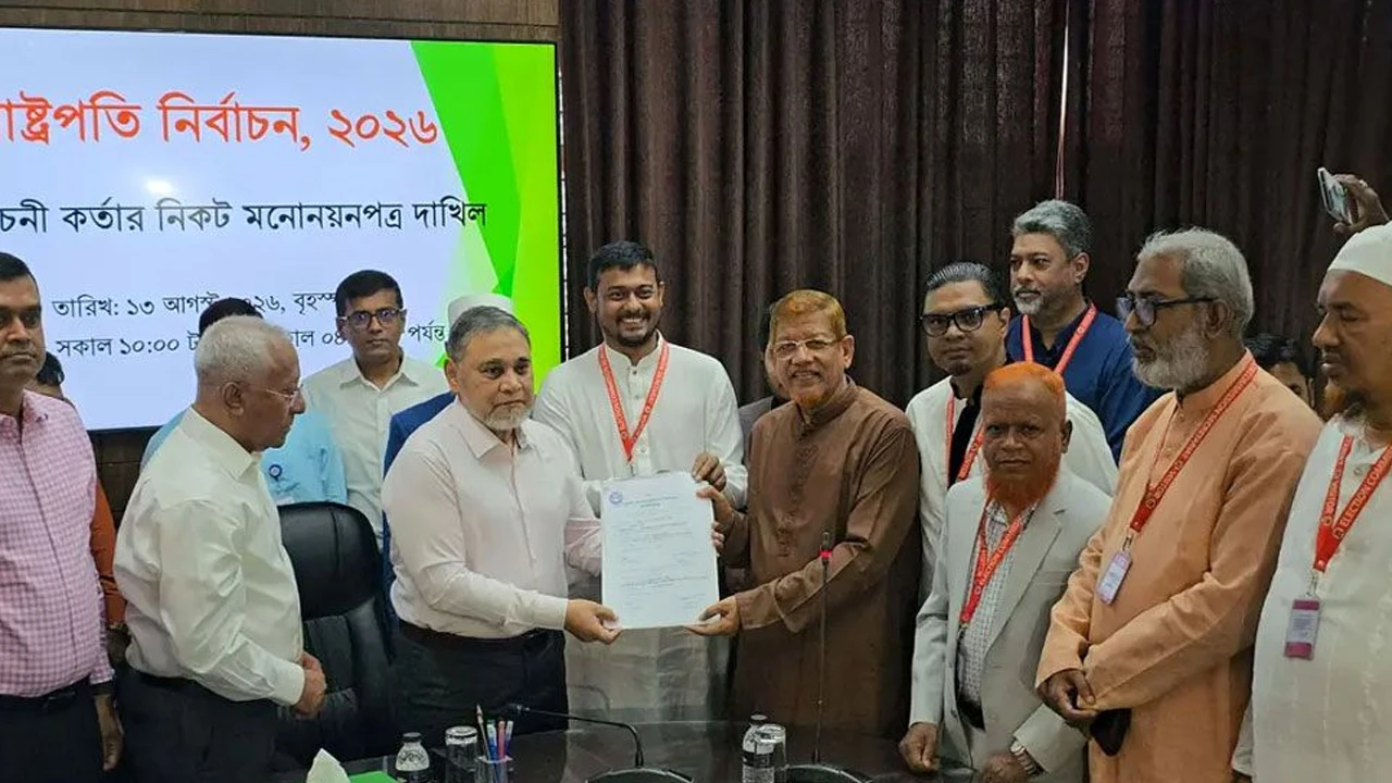 ইসিতে রাষ্ট্রপতি প্রার্থী অলি আহমদের মনোনয়নপত্র জমা