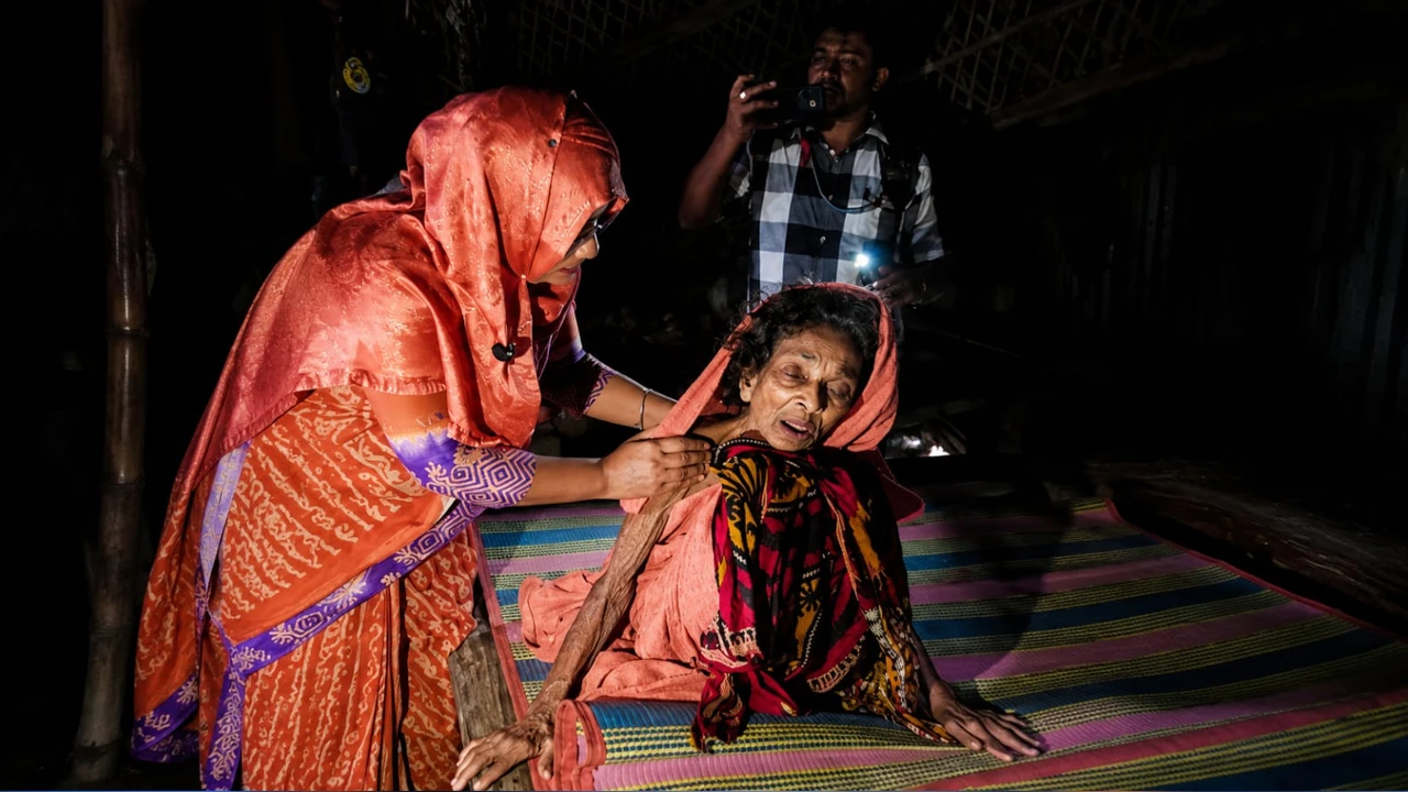 অসহায় সকিনার পাশে প্রশাসন, বৃষ্টির মধ্যেই ছুটে গেলেন ইউএনও