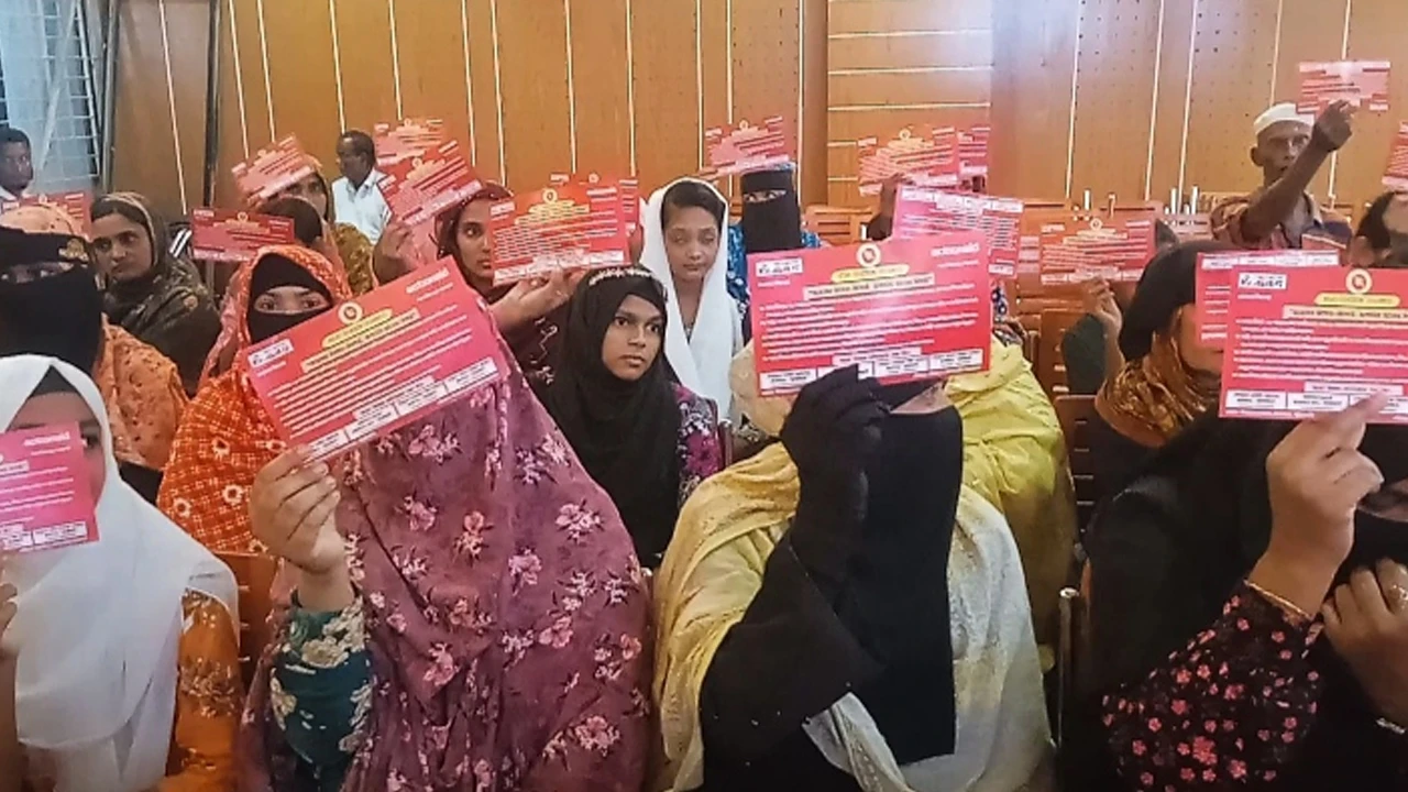 কলাপাড়ায় বাল্যবিয়ে প্রতিরোধে শিক্ষার্থীদের লাল কার্ড প্রদর্শন