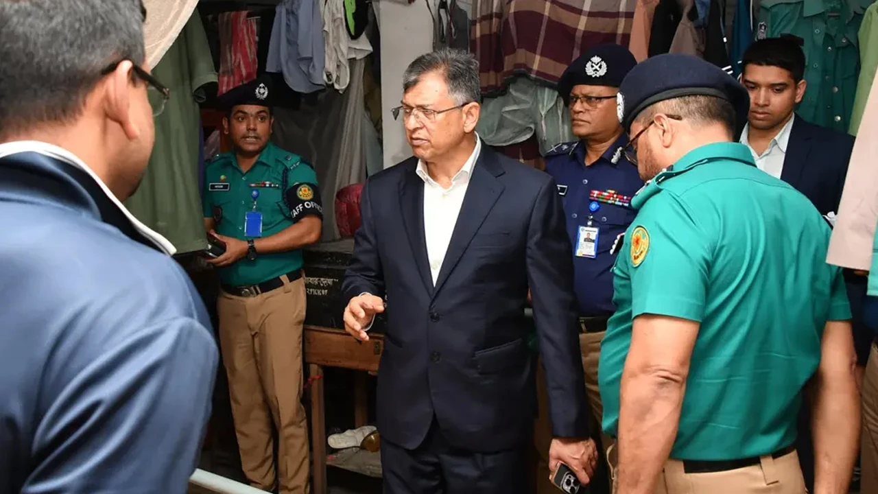 আকস্মিক তেজগাঁও থানা পরিদর্শনে স্বরাষ্ট্রমন্ত্রী