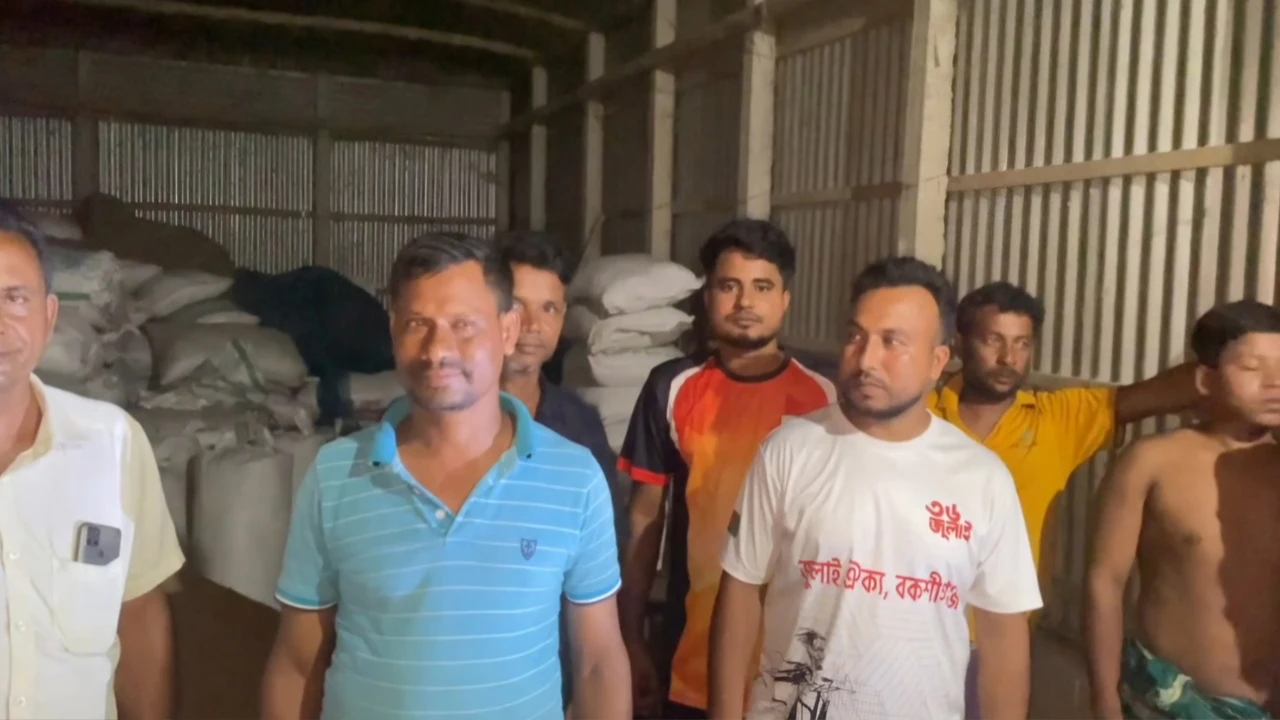 জামালপুরে ২ সার ব্যবসায়ীকে জরিমানা, ১১২ বস্তা সার জব্দ