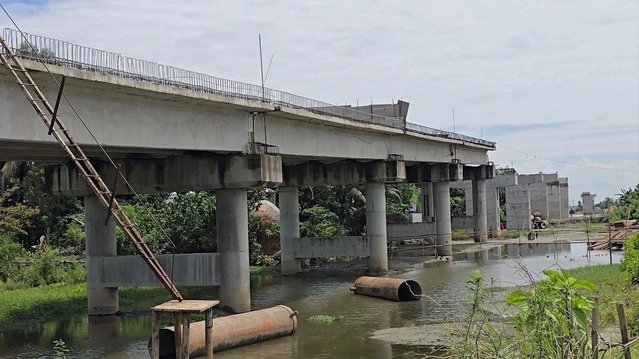 ঠিকাদার উধাও, মেঘনা নদীতে থমকে আছে ১৭৭ কোটি টাকার সেতু নির্মাণকাজ