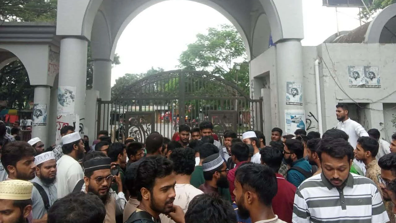 বাস শিডিউল পরিবর্তনের প্রতিবাদে ইবির প্রধান ফটকে তালা, আশ্বাসে প্রত্যাহার