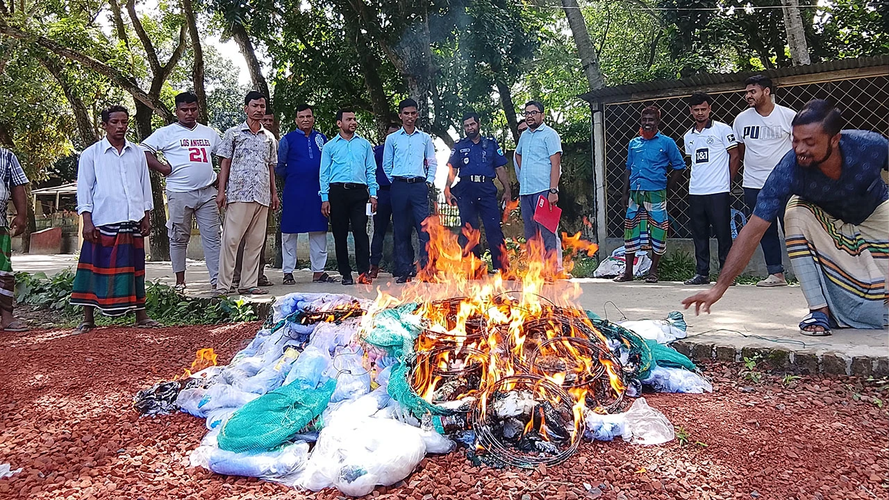 অবৈধ চায়না দুয়ারী ও কারেন্ট জাল জব্দ
