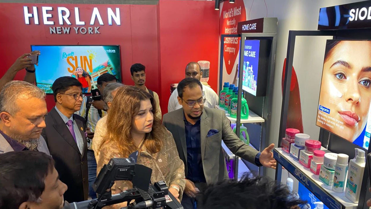 কসমেটিকস মেলায় রিমার্কের পণ্যের ভূয়সী প্রশংসা পররাষ্ট্র প্রতিমন্ত্রীর