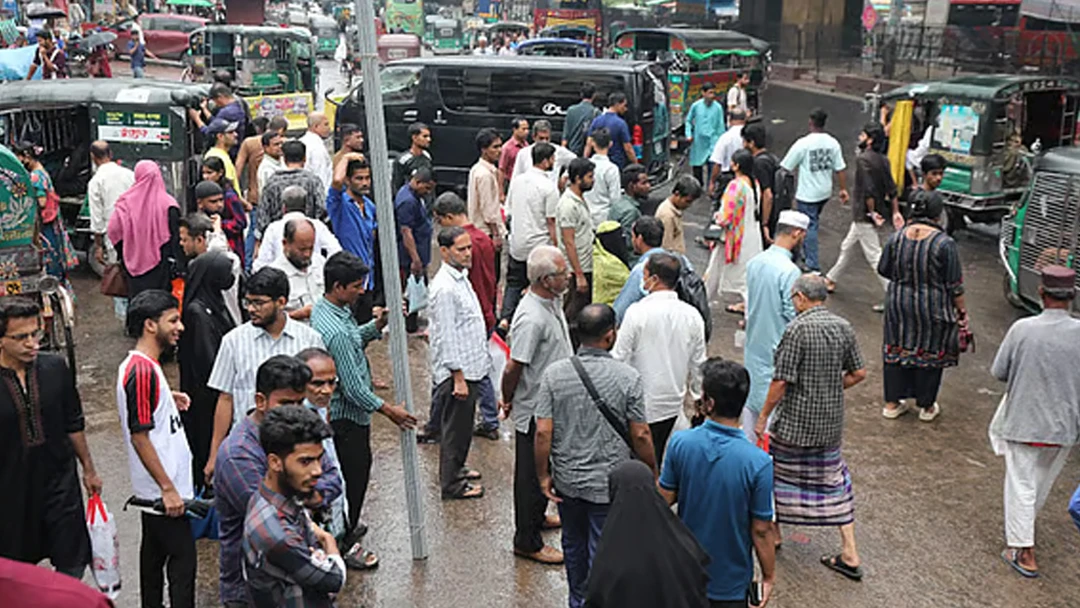 গ্যাস সংকটে বাড়তি ভাড়া, চালক-যাত্রী দ্বন্দ্বে ৩ নম্বর রুটে বাস বন্ধ