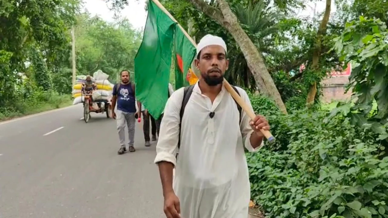 পায়ে হেঁটে হজের স্বপ্ন দুলালের, ভিসার অপেক্ষায় অনিশ্চয়তা