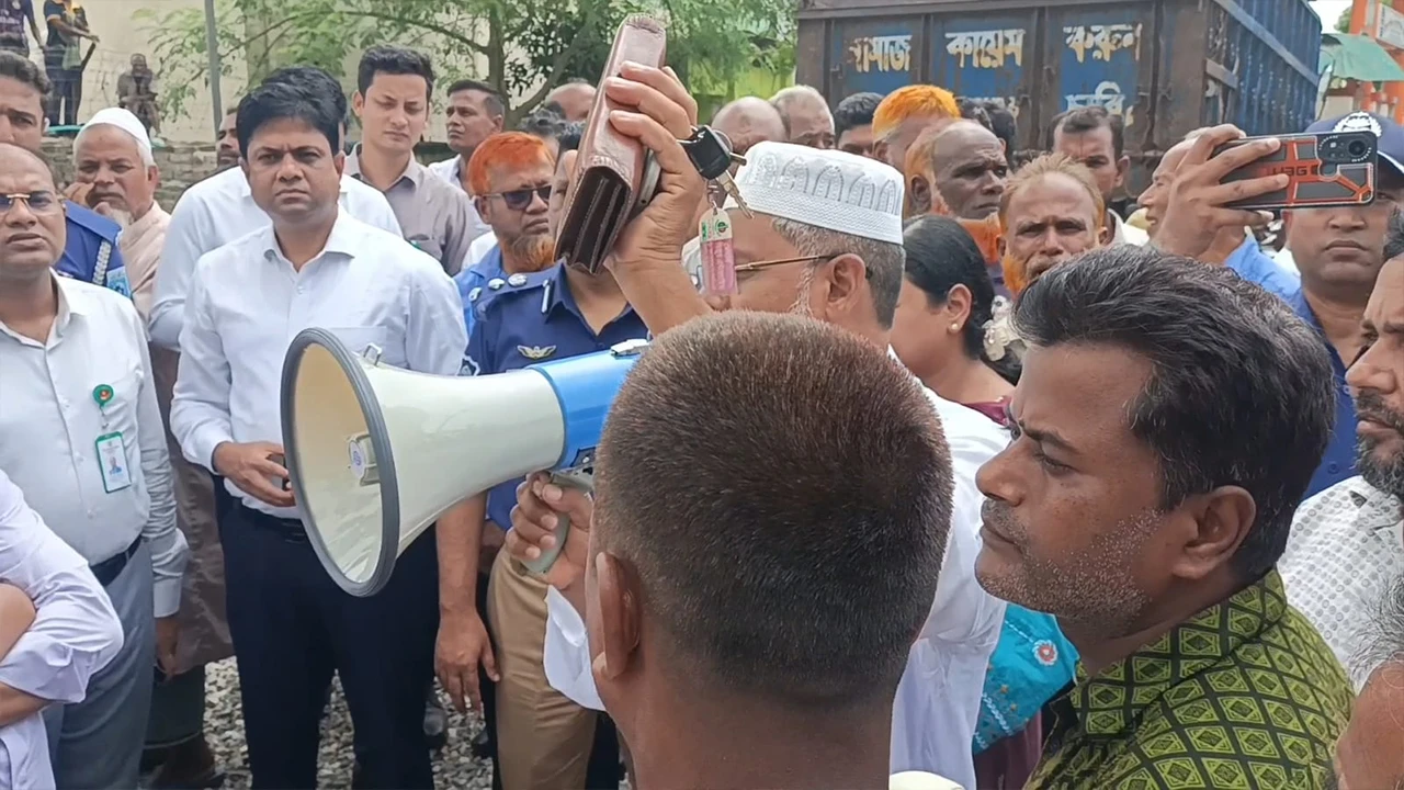 সারের দাবিতে সড়ক অবরোধ, আধাঘণ্টা পর সড়ক ছাড়লেন কৃষকরা