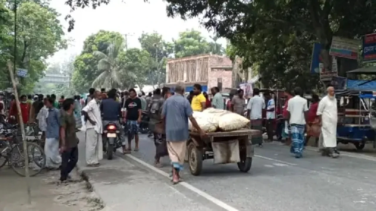 লালমনিরহাট: সারের দাবিতে ফের মহাসড়ক অবরোধ