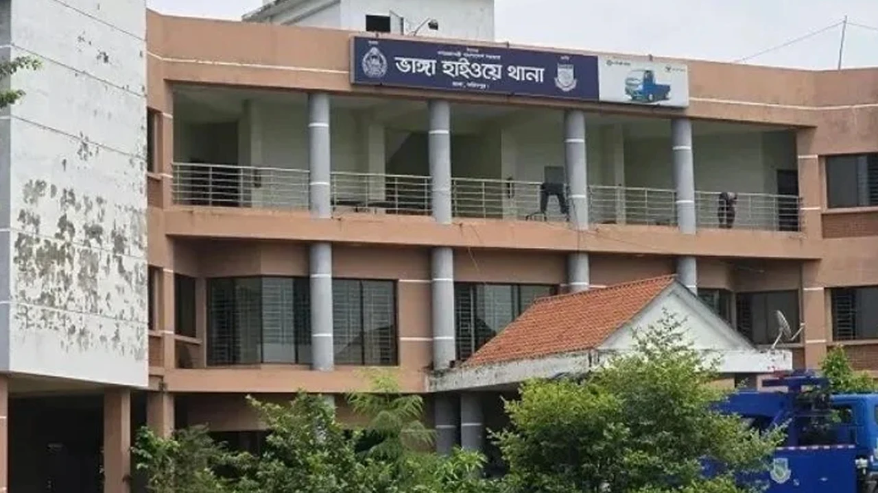 ফরিদপুরে বাস চাপায় মোটরসাইকেলের ২ আরোহী নিহত