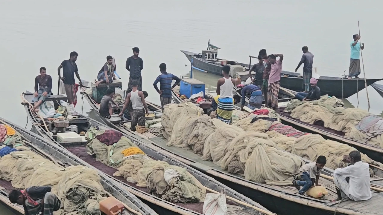 যমুনার জলে স্বপ্ন, ঋণের জালে জীবন গুঠাইল ঘাটের জেলেদের