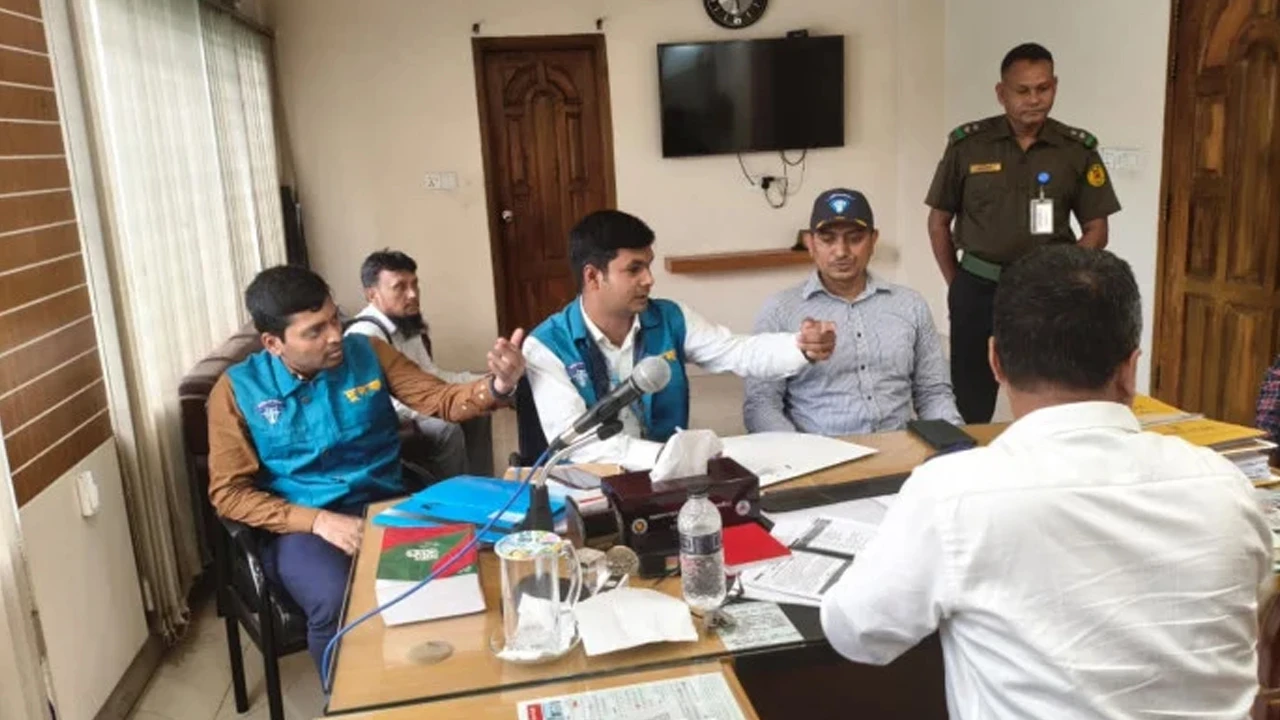 কেরানীগঞ্জের বিআরটিএ কার্যালয়ে দুদকের অভিযান