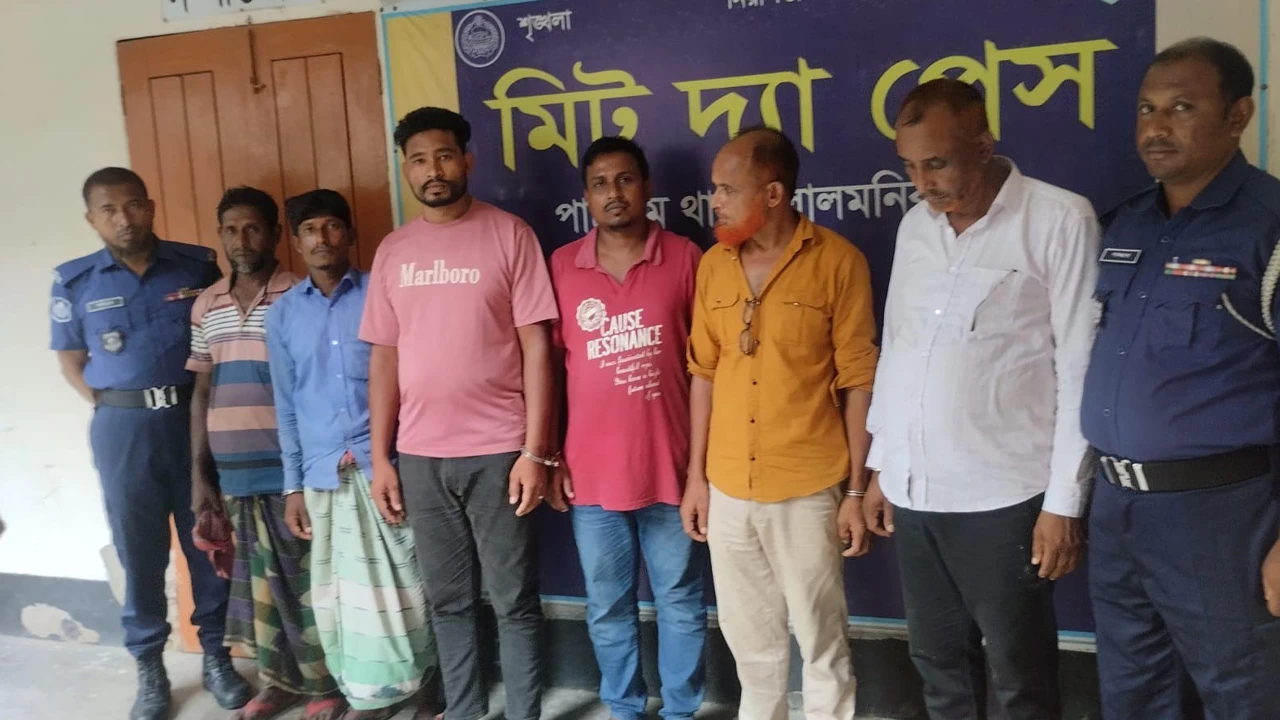 পাটগ্রামে বিজিবি ক্যাম্পে ঢুকে হুমকি, আটক ৬