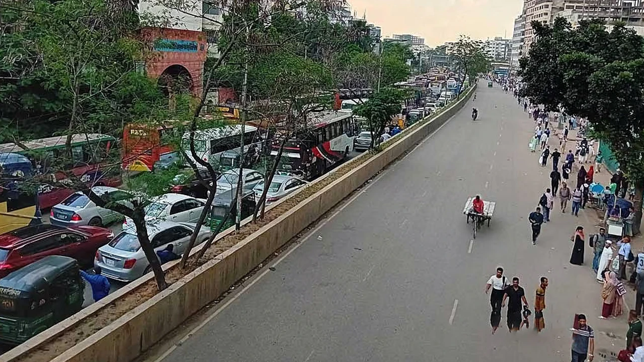 বাস ডাম্পিংয়ের প্রতিবাদে মহাখালীতে সড়ক অবরোধ