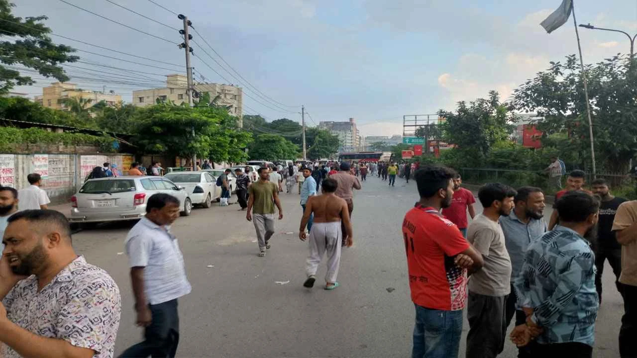 অবরোধ তুলে নিল মহাখালীর পরিবহন শ্রমিকেরা