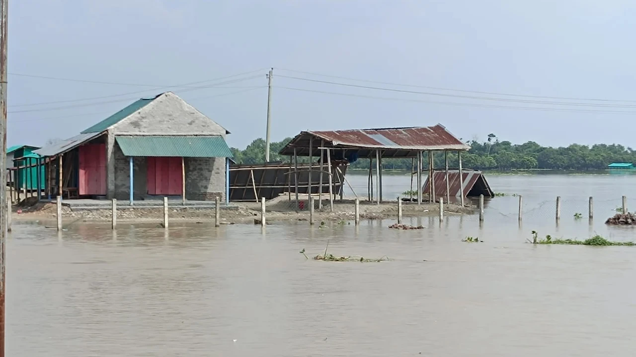 বিপৎসীমার কাছাকাছি পদ্মার পানি, পানিবন্দি হাজারো মানুষ
