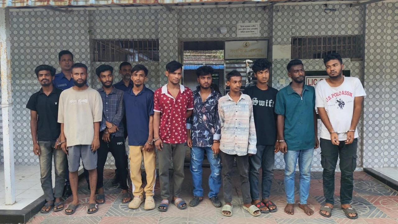 কুমিল্লায় ১০ ছিনতাইকারী গ্রেপ্তার
