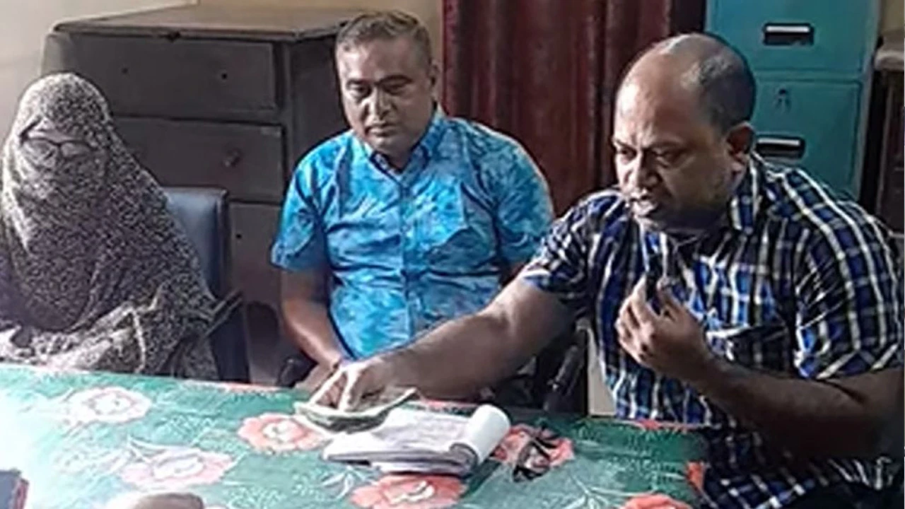 দীর্ঘদিন বিনা টিকিটে ভ্রমণ, ভুল বুঝতে স্বেচ্ছায়  টাকা ফেরত দিলেন যাত্রী