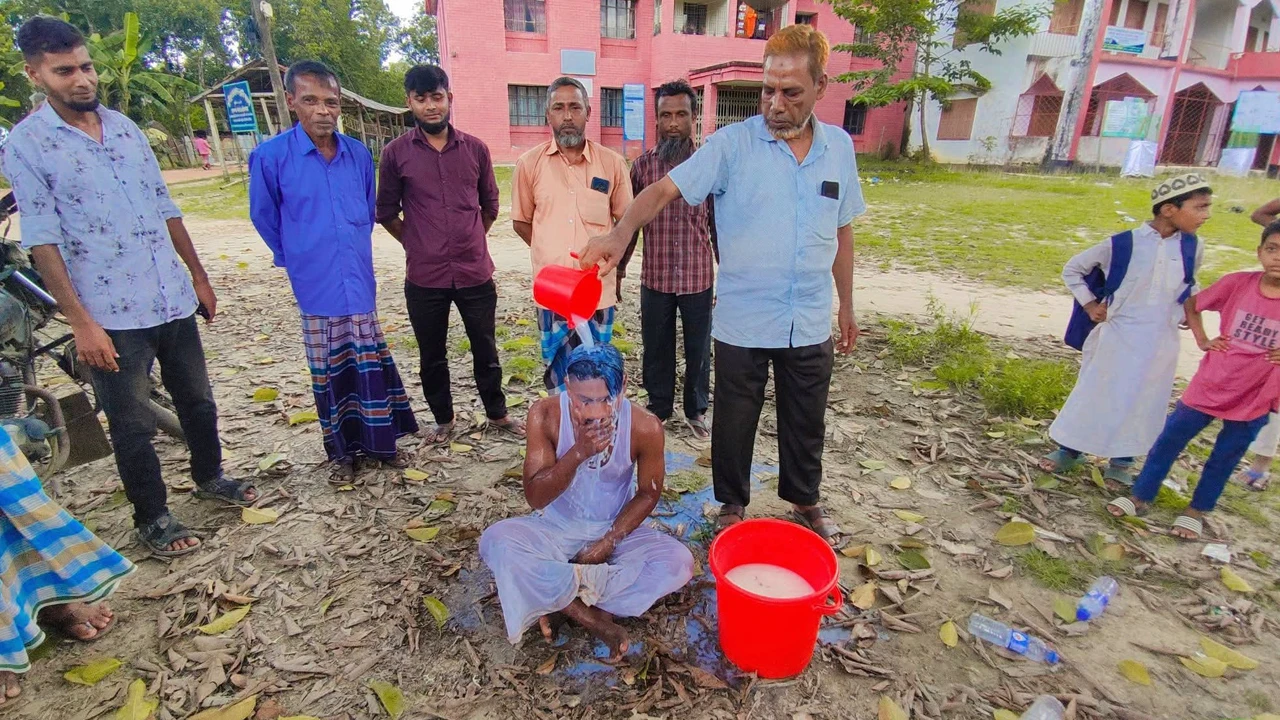 অনলাইনে জুয়া খেলে নিঃস্ব যুবক দুধ দিয়ে গোসল করে সব ছাড়লেন
