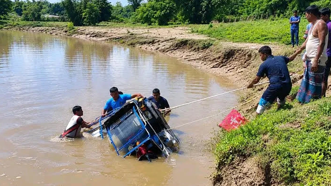 ইজিবাইকসহ নদীতে পড়ে চালক নিখোঁজ, উদ্ধারে ডুবুরি দল