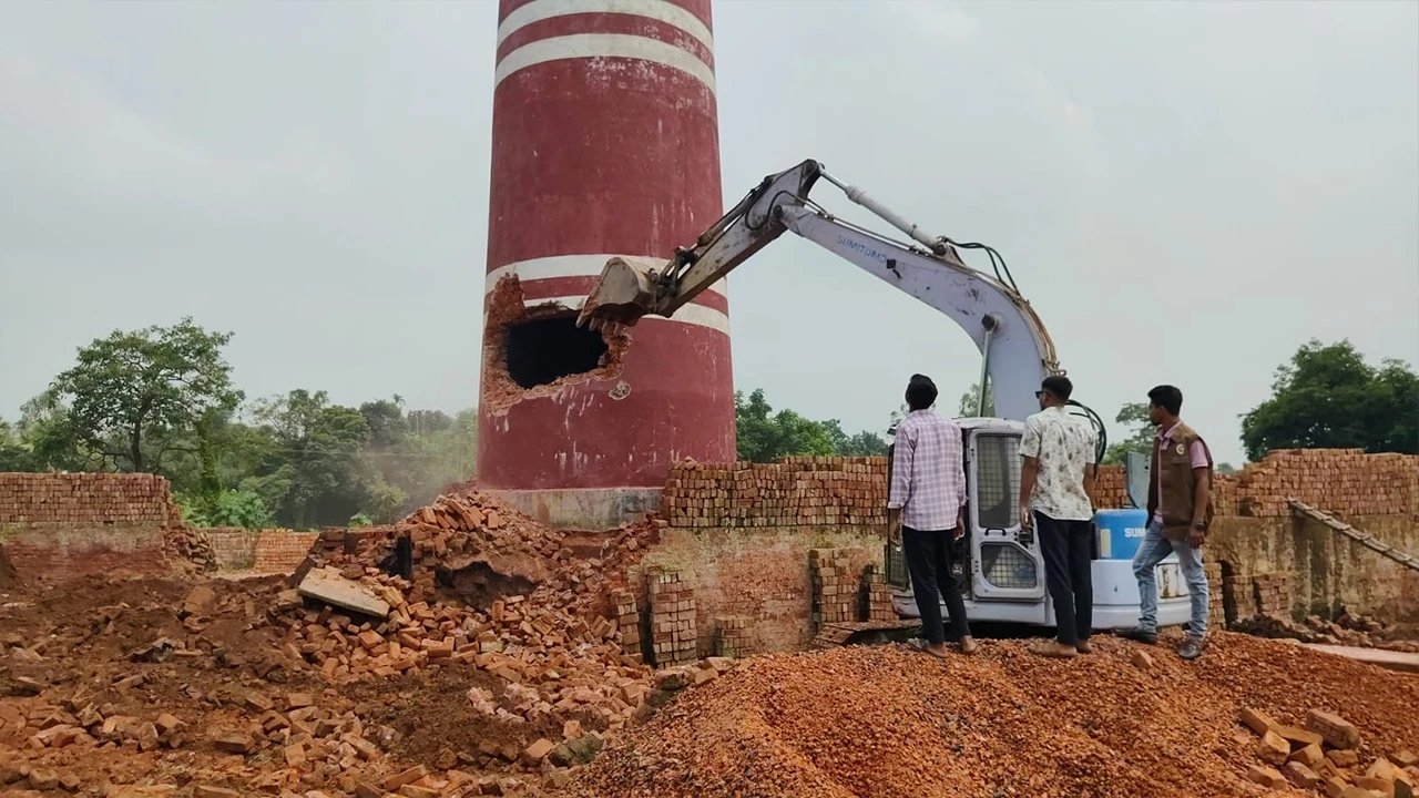 মেলান্দহে অবৈধ শেখ ব্রিকসের ফিক্সড চিমনি গুঁড়িয়ে দিল প্রশাসন
