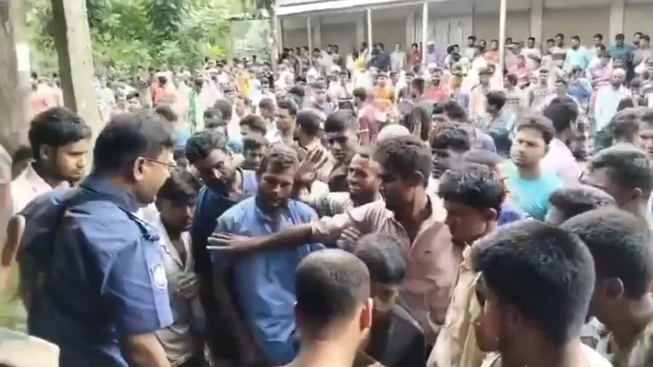 নাগেশ্বরীতে সারের দাবিতে সড়ক অবরোধ, অবরুদ্ধ কৃষি কর্মকর্তা