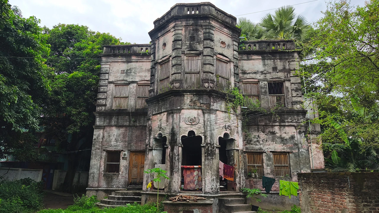 জ্যোতি বসুর পৈতৃক বাড়ি ঘিরে পাঠাগার-জাদুঘর, নেই মূল ভবনের যত্ন