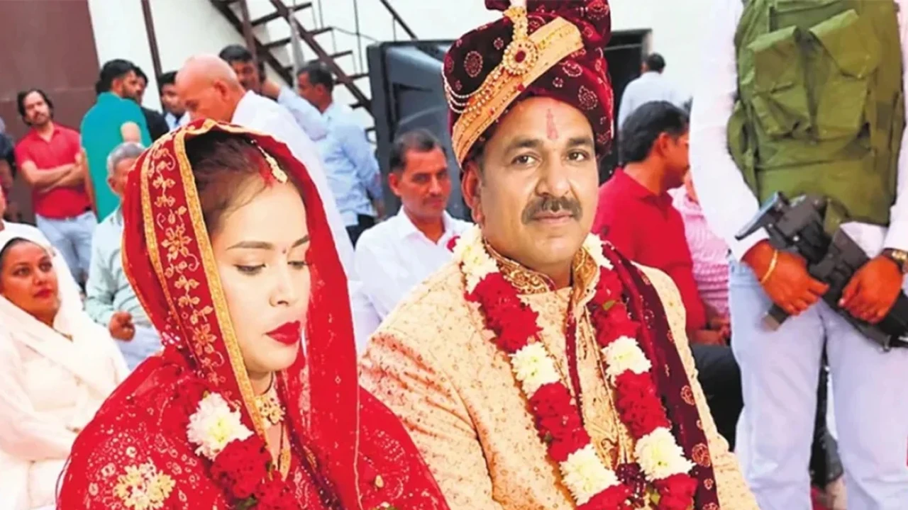 বিয়ের জন্য ১২ ঘণ্টার প্যারোল মুক্তি, অনুষ্ঠান শেষেই কারাগারে ফিরলেন গ্যাংস্টার