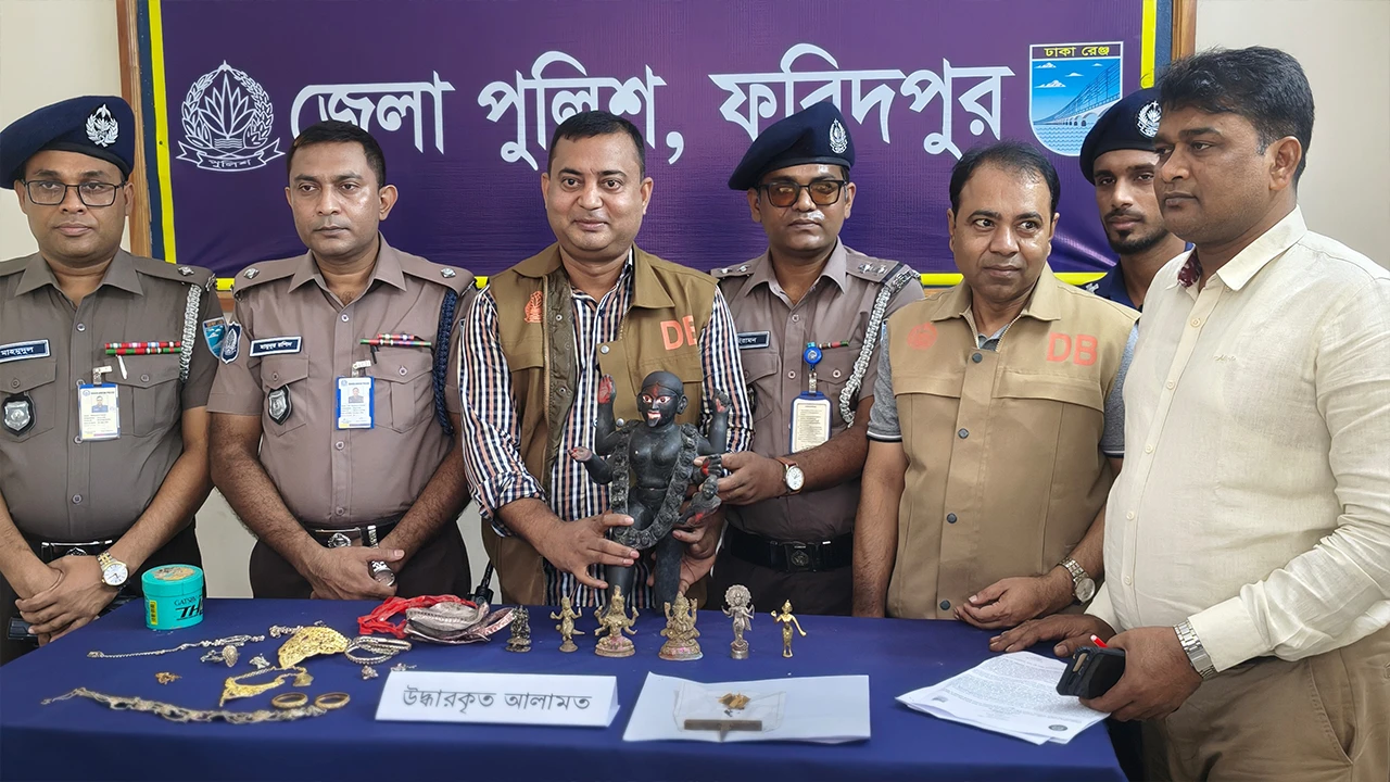 কষ্টিপাথরের কালীমূর্তিসহ কোটি টাকার মালামাল উদ্ধার, গ্রেপ্তার ৪