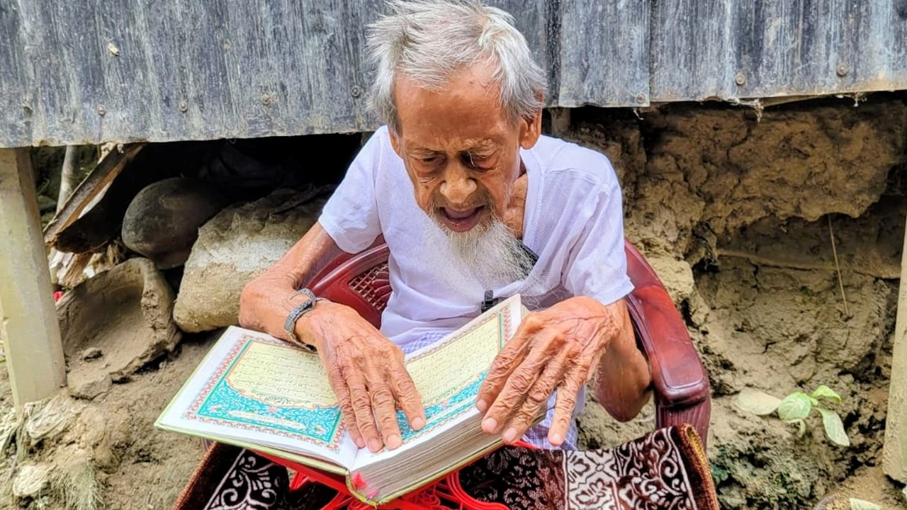 ১২৩ বছর বয়সেও চশমা ছাড়া কোরআন পড়ছেন আব্বাস প্রাং