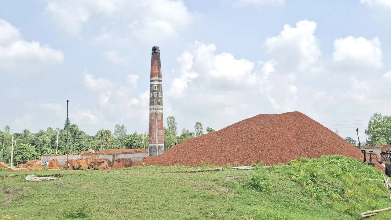 স্কুলের পাশে ইটভাটা স্বাস্থ্যঝুঁকির আশঙ্কা