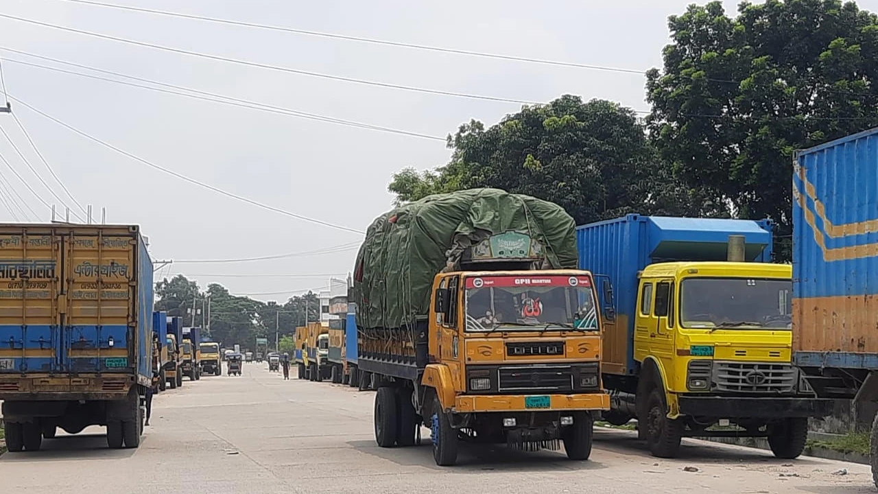 জ্বালানি তেলের দাম বাড়ায় হিলিতে বেড়েছে পণ্যবাহী ট্রাকের ভাড়া