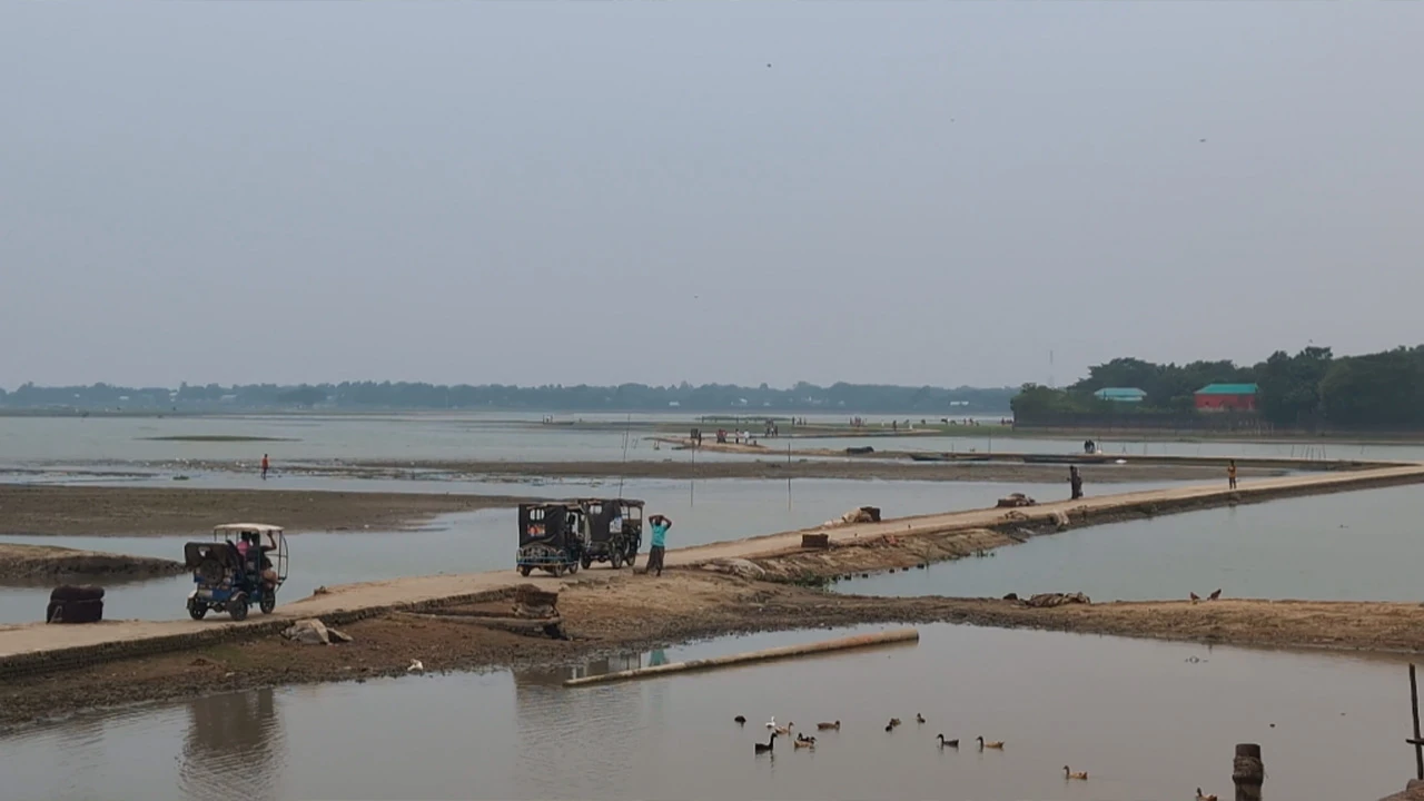 পানি নামতেই দৃশ্যমান সড়ক, সিংপুরে স্বাভাবিক হচ্ছে জীবনযাত্রা