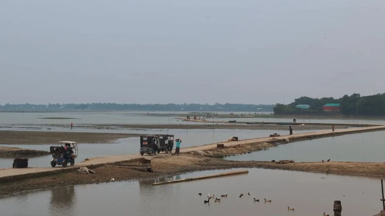 নৌকানির্ভর সিংপুরে   ফিরছে সড়কপথ