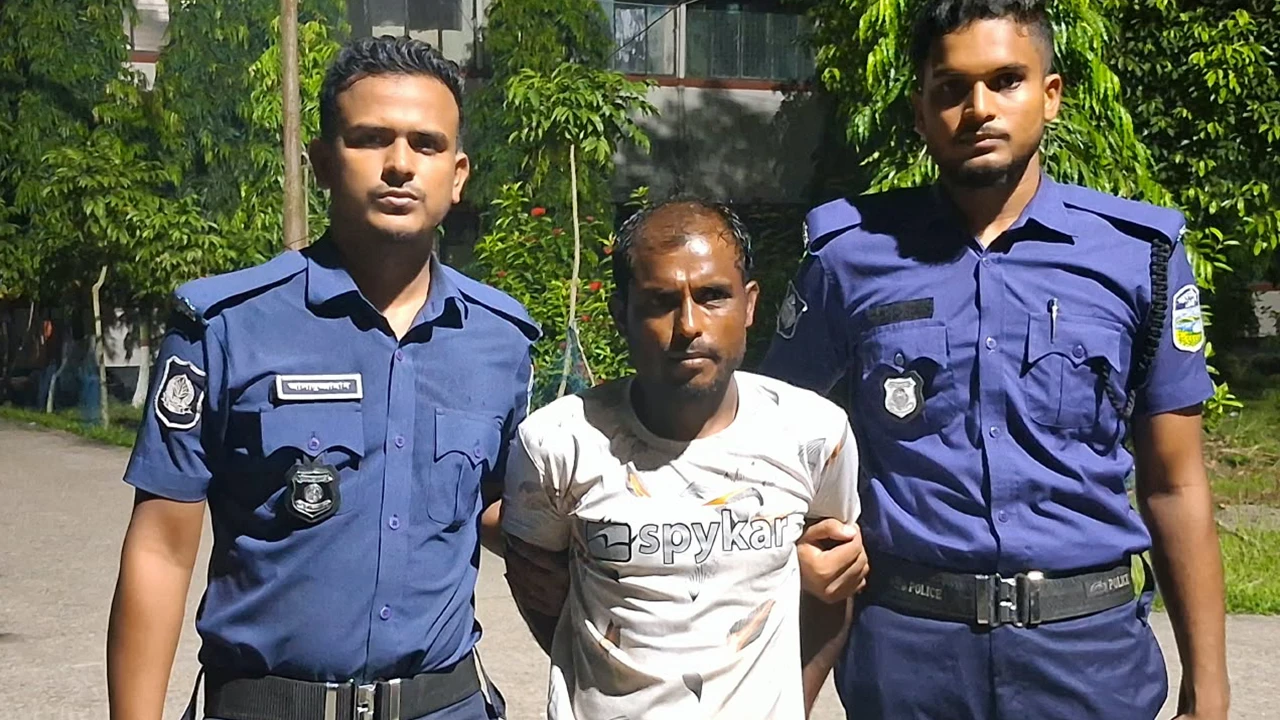 বাকৃবির উদীচী ঘাট থেকে গাঁজাসহ ডিলার আটক