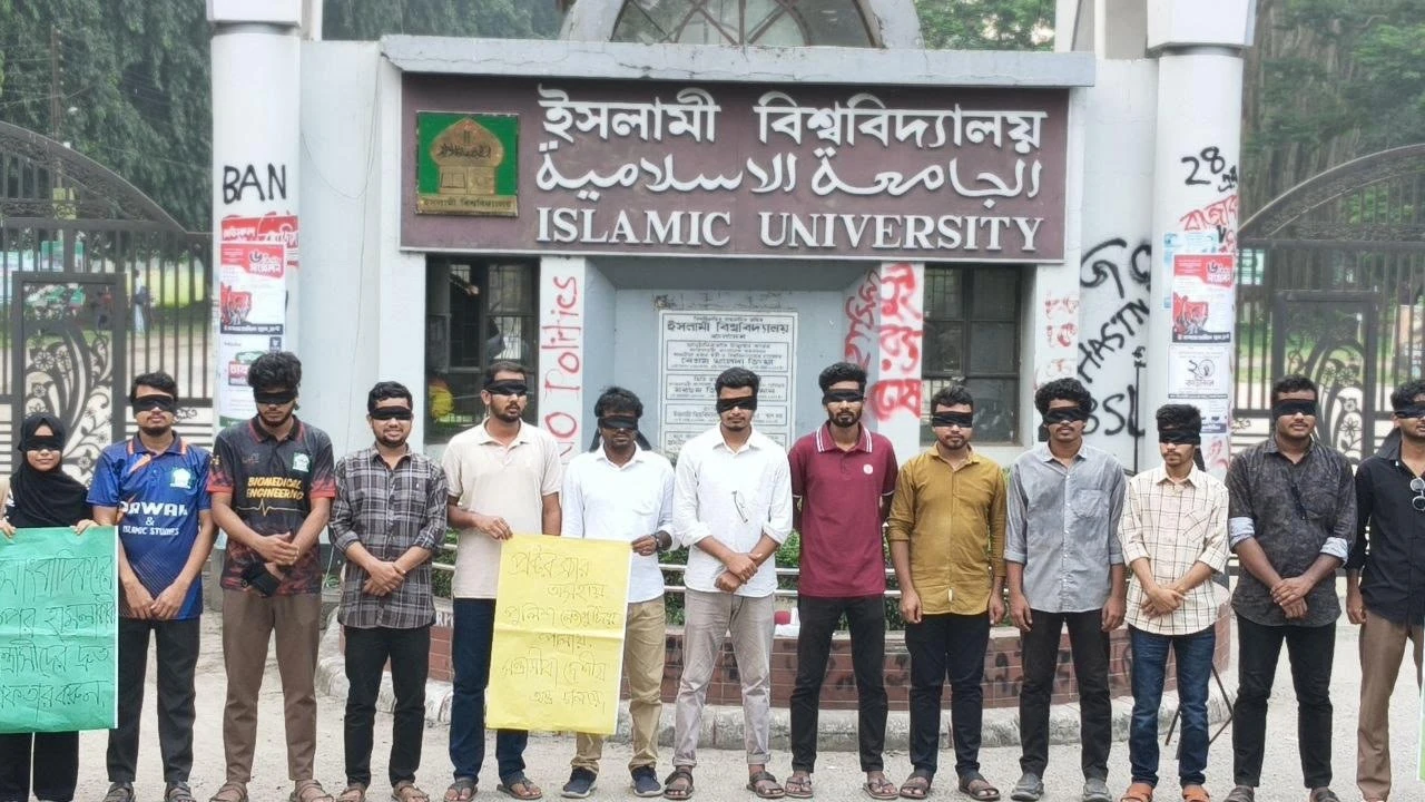 রাবিতে সাংবাদিকদের ওপর হামলা: ইবিতে কালো ব্যাজ ধারণ করে প্রতিবাদ