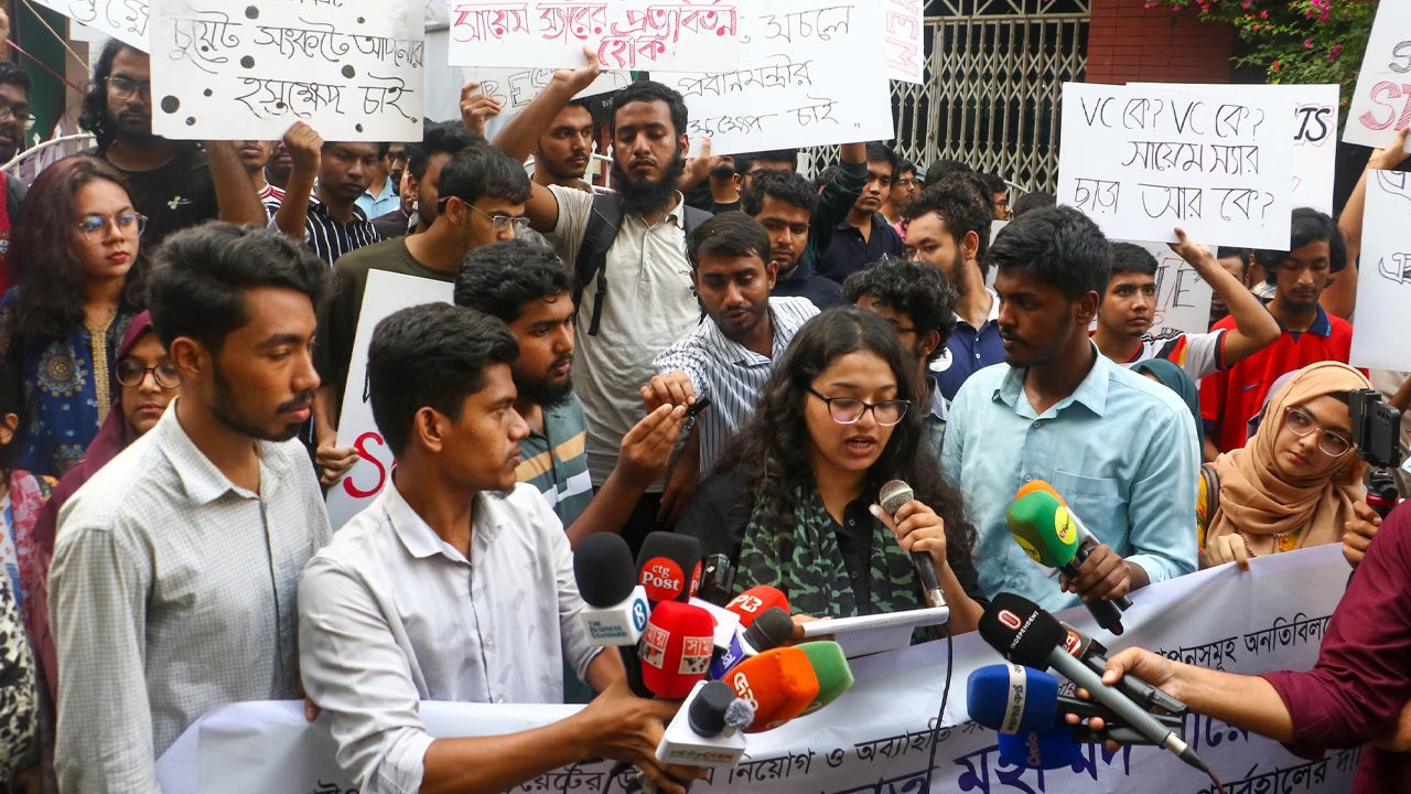 উপাচার্য পুনর্বহালের দাবিতে প্রধানমন্ত্রীর হস্তক্ষেপ চাইলেন চুয়েট শিক্ষার্থীরা