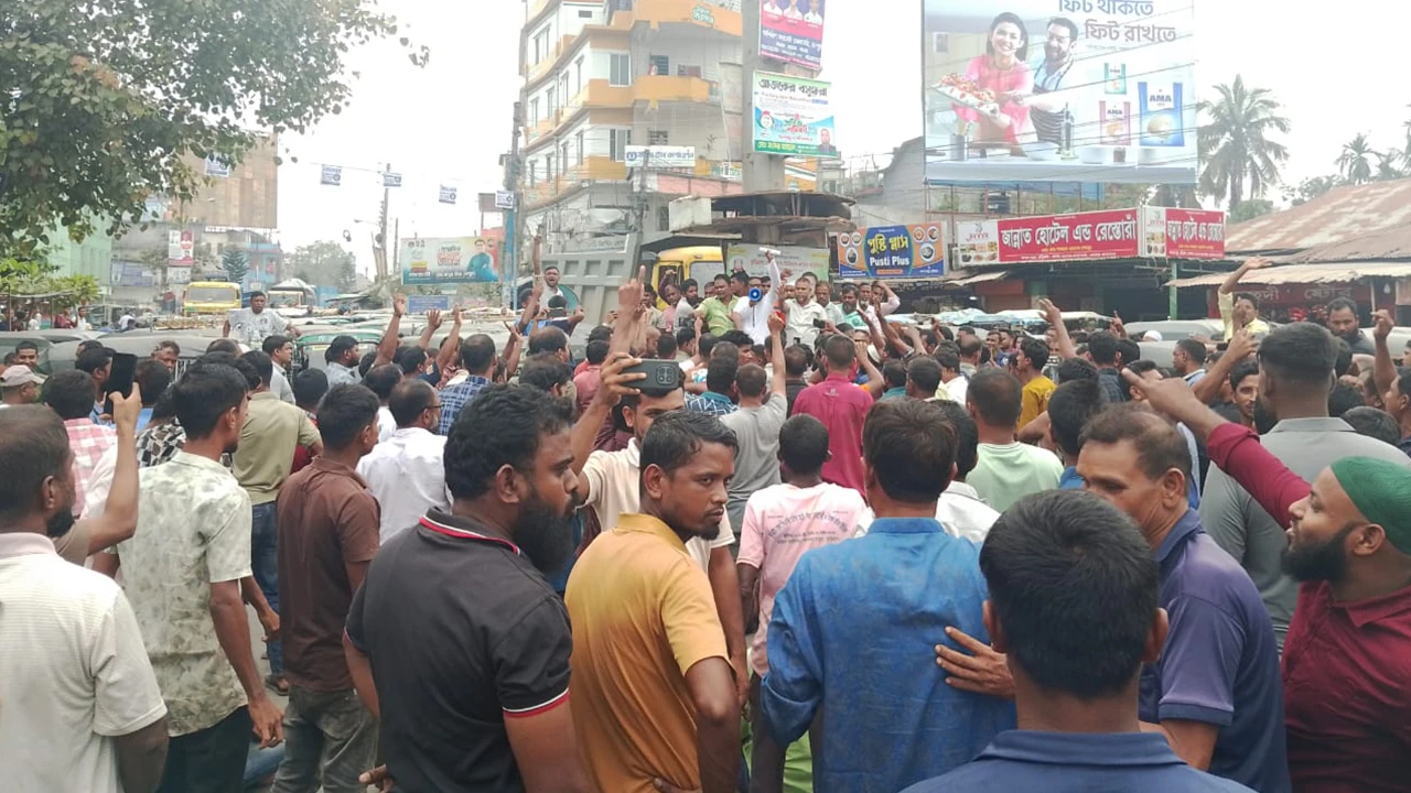 কুড়িগ্রামে সিএনজি চলাচলের অনুমতির দাবিতে চালকদের সড়ক অবরোধ