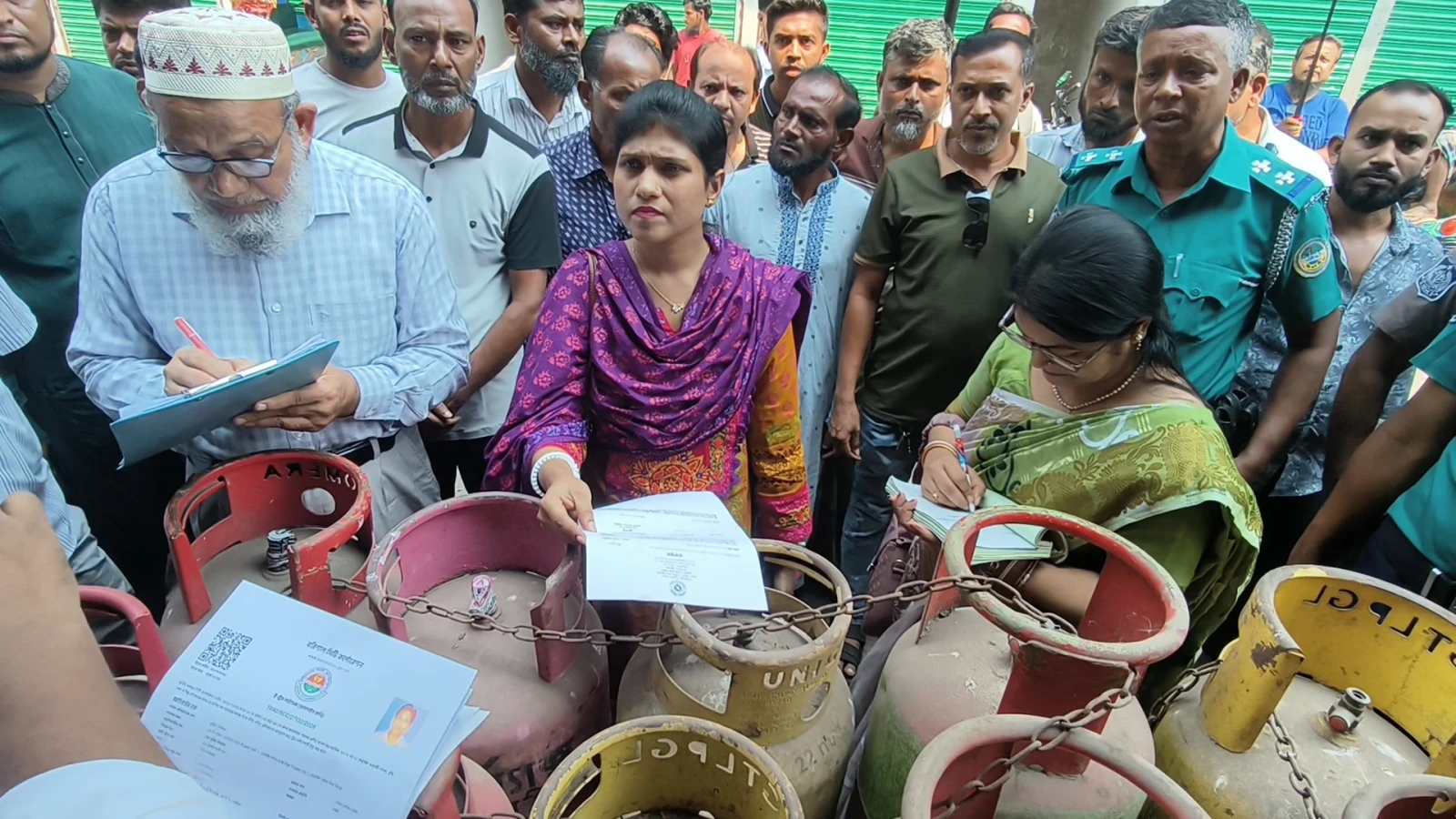 বরিশালে গ্যাস-নিত্যপণ্যের বাজারে অভিযান, ৬ প্রতিষ্ঠানকে জরিমানা