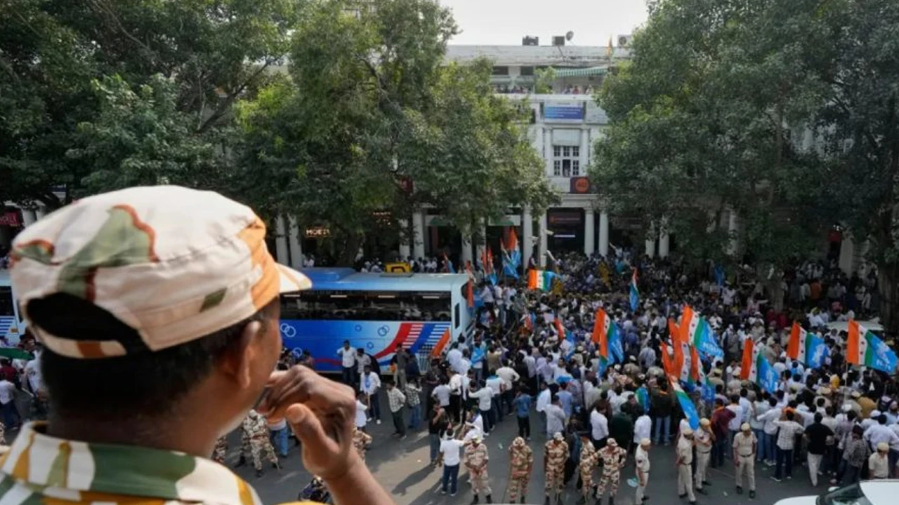 কী ঘটছে দিল্লিতে?
