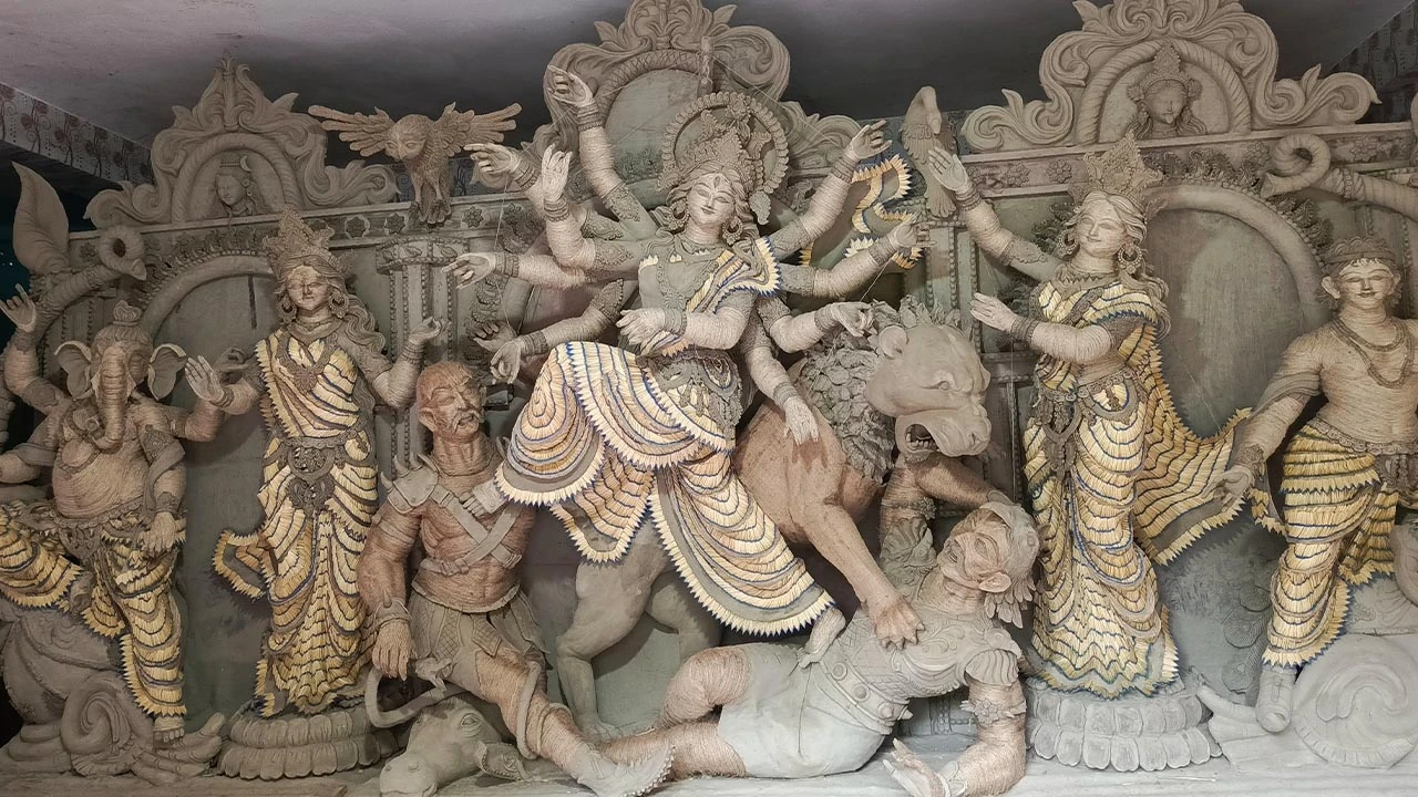 দিয়াশলাই আর সুতায় গড়া দুর্গা! পূজার আগেই মুগ্ধ দর্শনার্থীরা