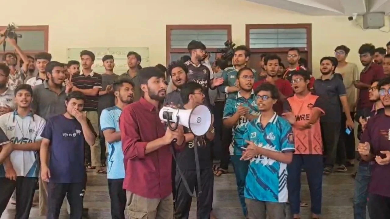 চুয়েট উপাচার্যকে ভিতরে রেখেই তালা দিল শিক্ষার্থীরা