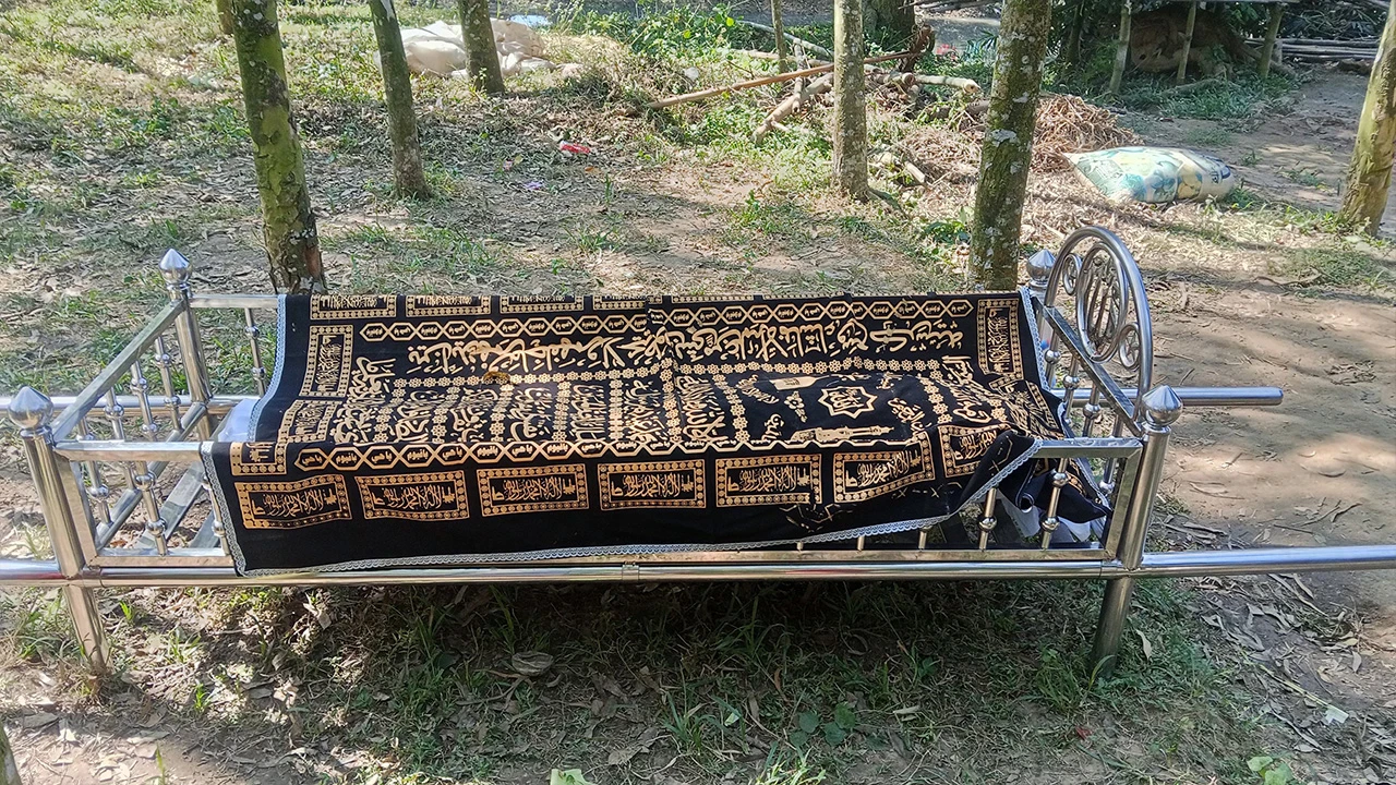 সম্পত্তির বিরোধে বাবার দাফন আটকে দিলেন মেয়ে