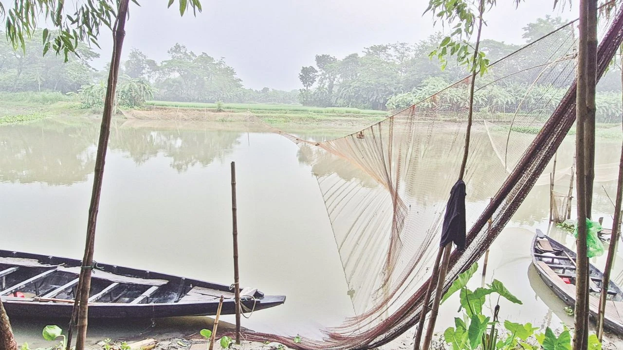 জালের ফাঁদে বিপন্ন আড়িয়াল খাঁ