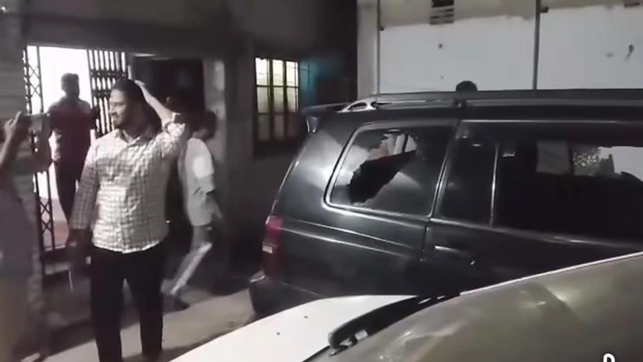 কুমিল্লায় জামায়াতের দুই গ্রুপের সংঘর্ষ, গাড়ি ভাঙচুর