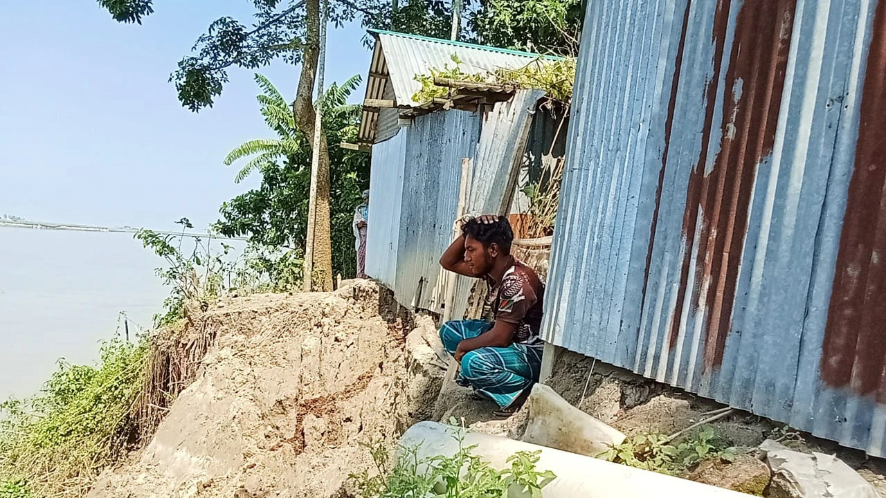 ব্রহ্মপুত্রে তীব্র ভাঙন: বিলীনের পথে গ্রাম