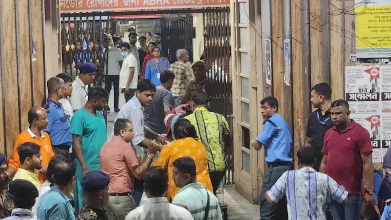 কলকাতায় পূজামণ্ডপে পদদলিত হয়ে নিহত ১৭