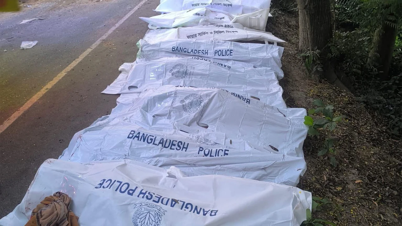 নাটোরে বাস-ট্রাক সংঘর্ষ: নিহতদের মধ্যে ১০ জনের পরিচয় শনাক্ত