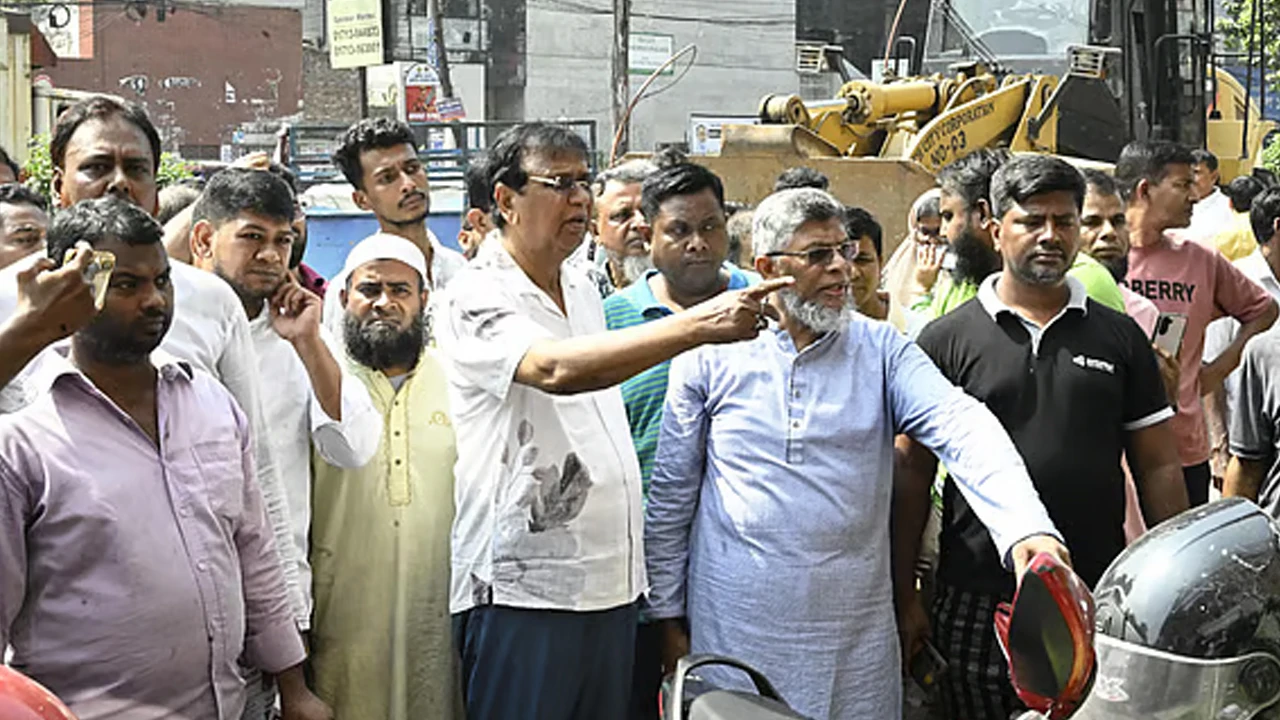 ফুটপাতে দোকান বসালেই মামলা, মালামাল জব্দ